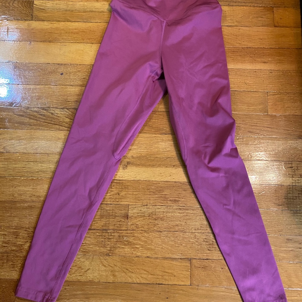 Pink/purple leggings.